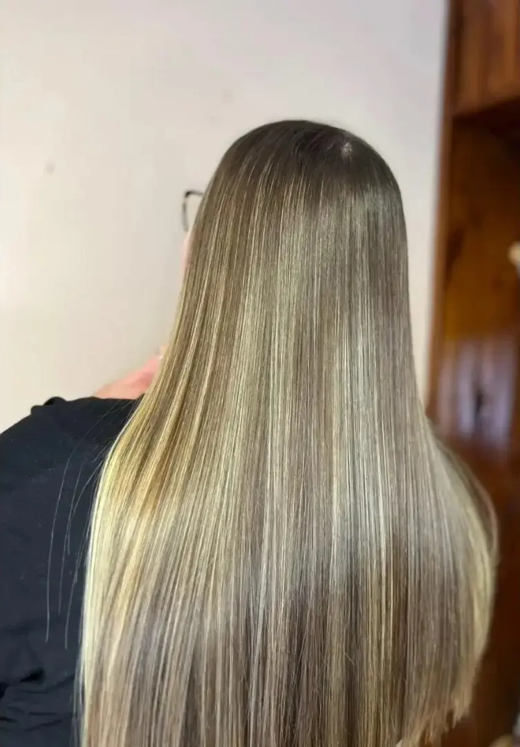 Resultado de alisado y color realizado en el estudio de Mica Riverso